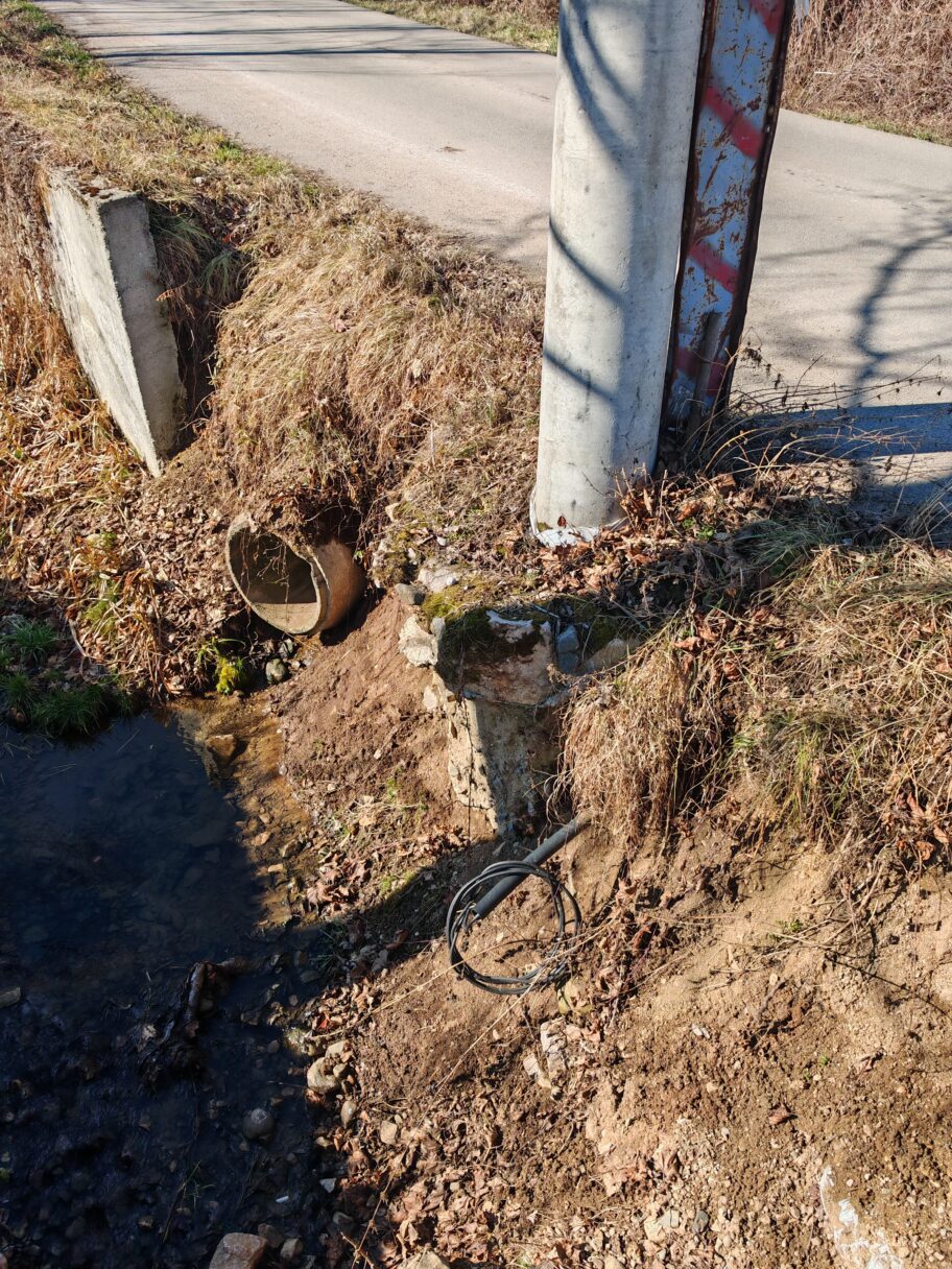 U Svrljigu se i dalje urušava put kojim prolazi autobus sa đacima 2 IMG 20250306 093341 1