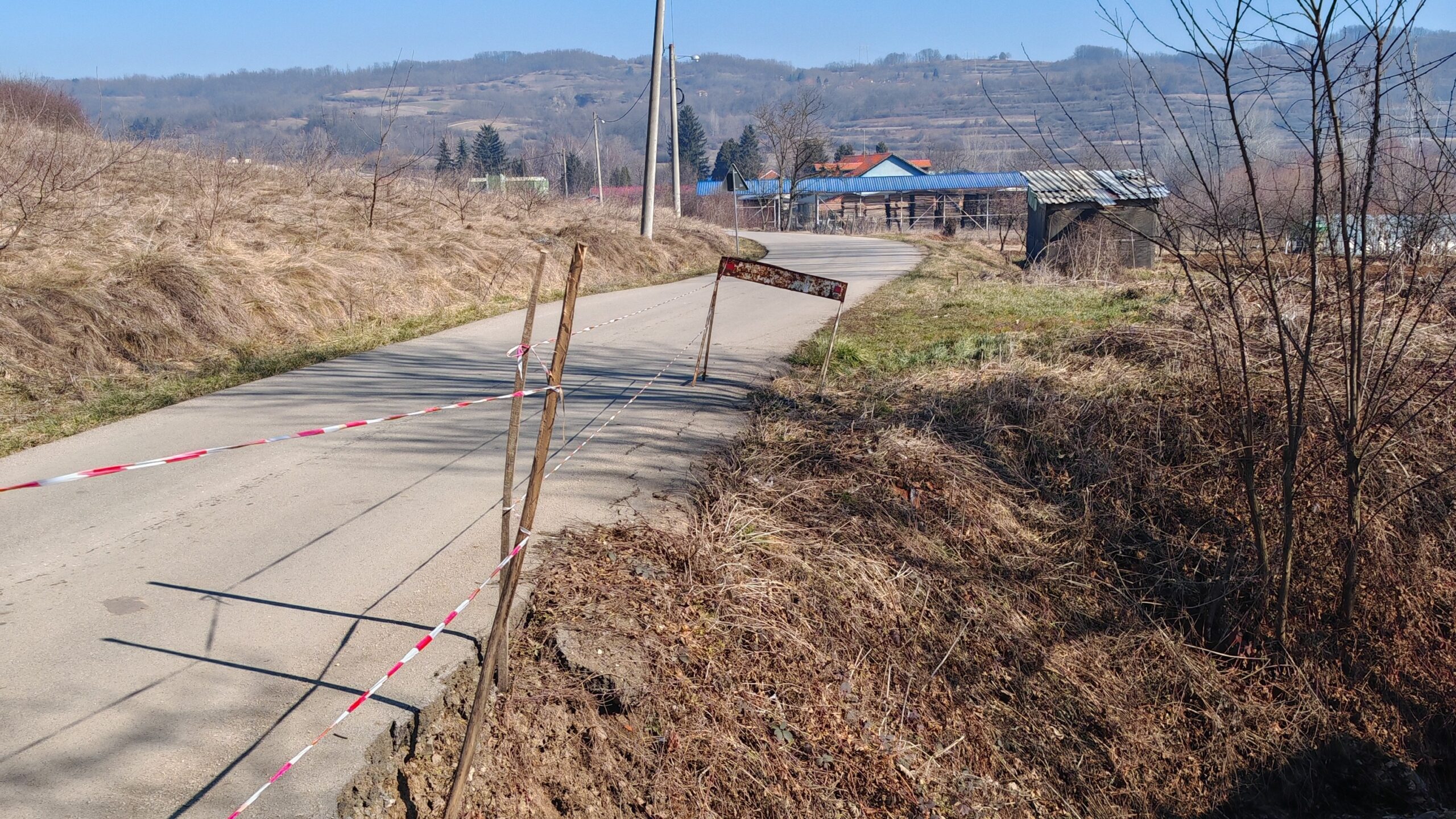 U Svrljigu se i dalje urušava put kojim prolazi autobus sa đacima 1 IMG 20250306 093403 1 scaled