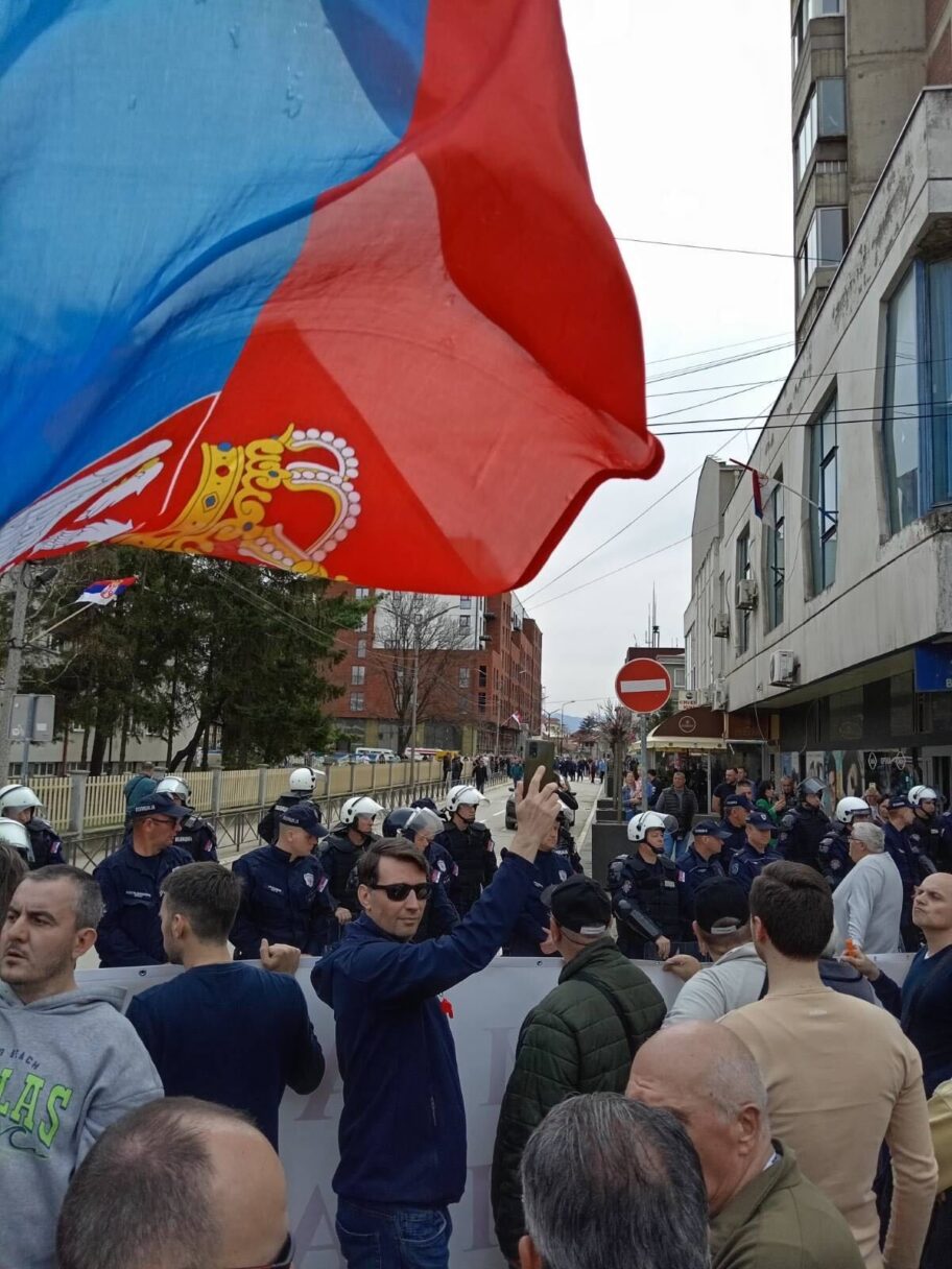 Leskovčani dočekali i ispratili Vučića povicima "odlazi", kordon policije ih sprečio da priđu zgradi Pozorišta 3 IMG 2941