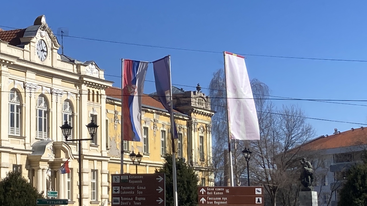 Toplica čeka Vučića, vlast okačila "bele zastave" na više lokacija u Prokuplju 1 IMG 3705