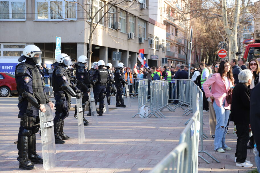 Reakcije nakon burne noći u Nišu - opozicija smatra da je skup morao da se otkaže, vlast opet o "obojenoj revoluciji" 5 IMG 7796