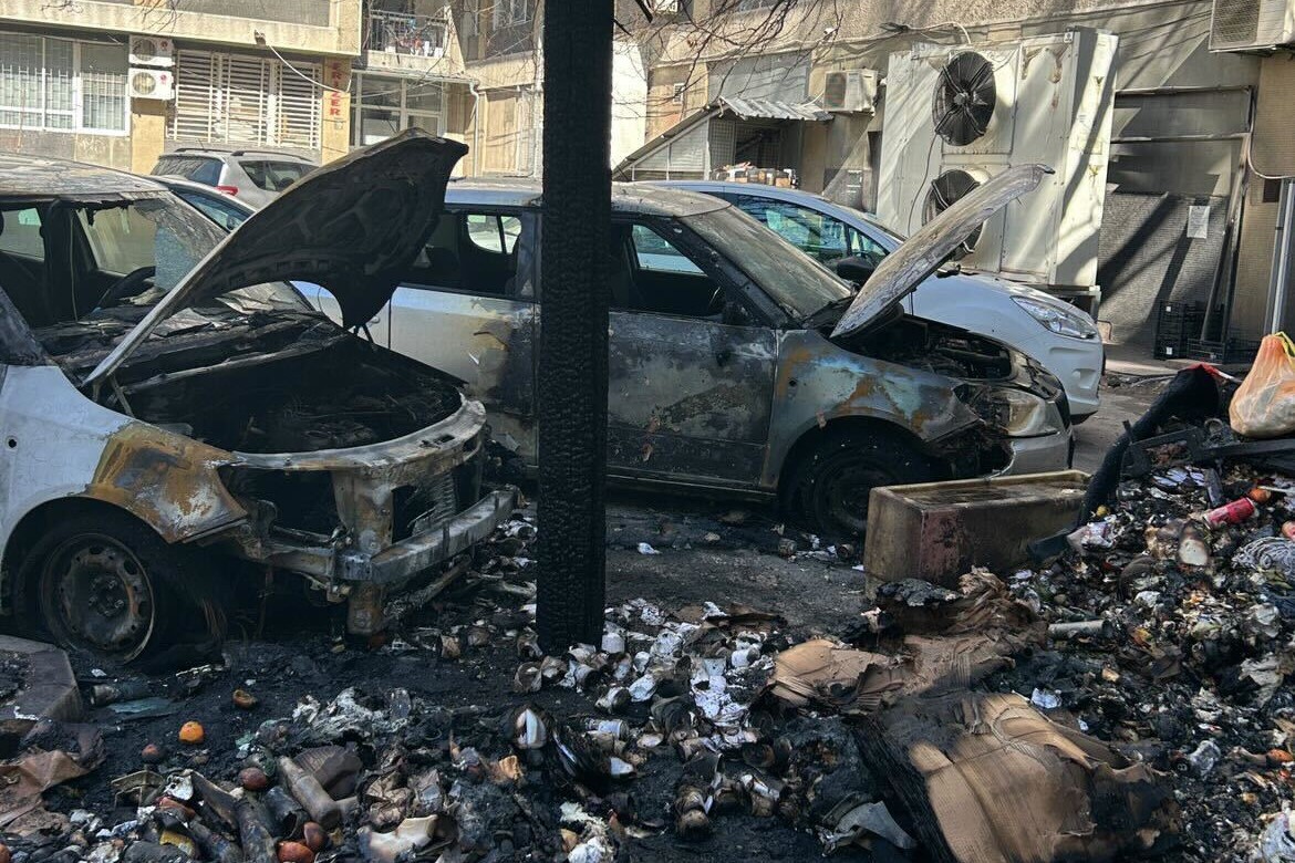 Izgoreli automobili u centru Nisa foto i.m