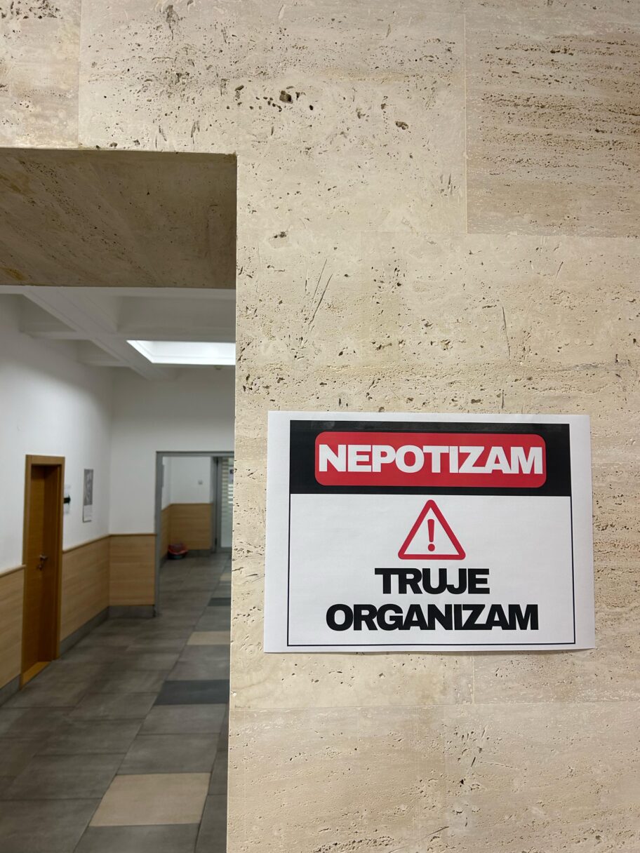 Studenti niškog Medicinskog protestuju protiv "nepotizma", dekan kaže "pravila ista za sve" 2 WhatsApp Image 2025 03 10 at 12.26.55