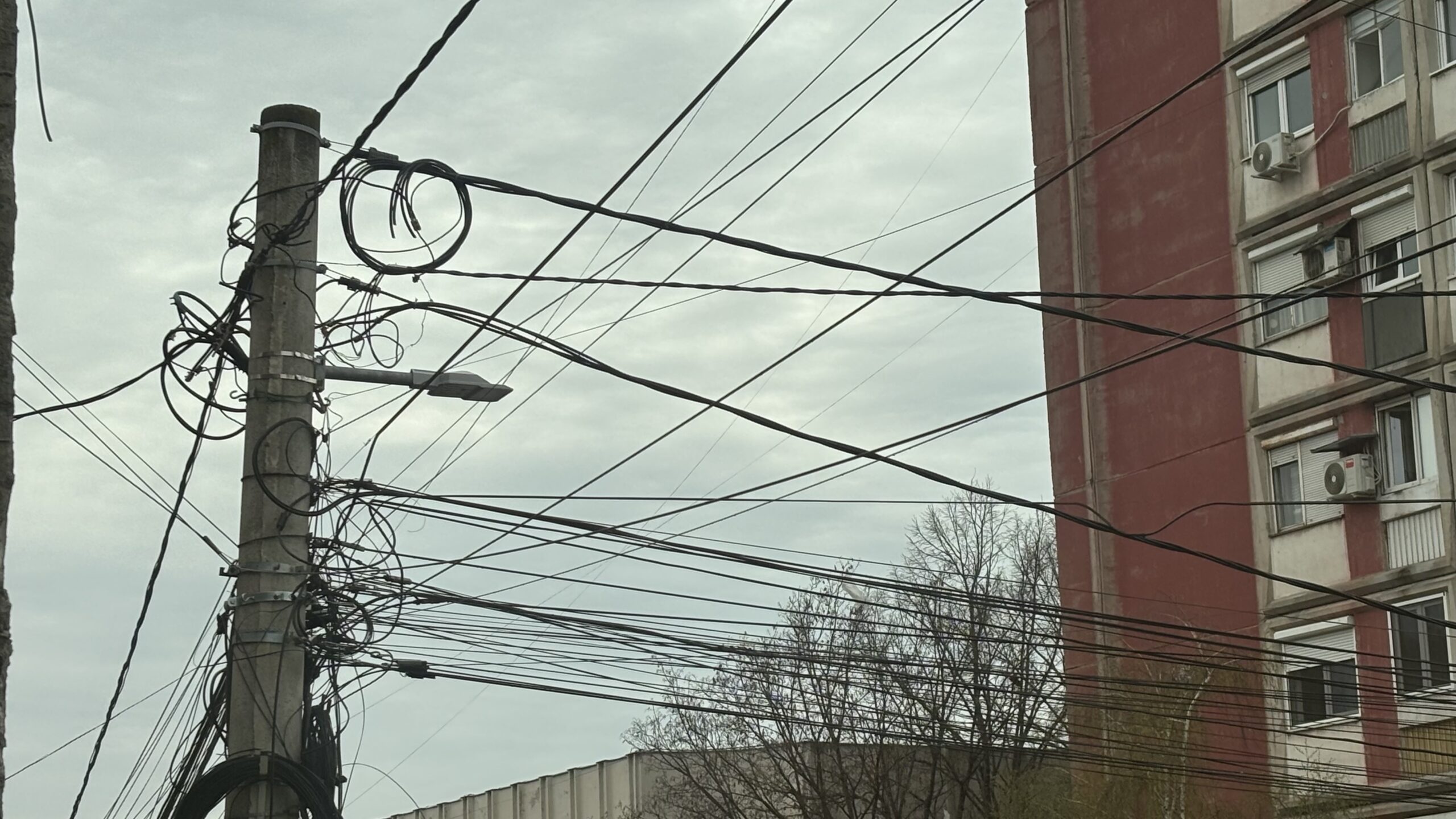 "Kreni-promeni" traži banderu sa najviše kablova u Nišu, otvorili i foto-konkurs 1 bandera scaled