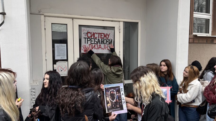 Đaci niške Umetničke protestovali zbog pritiska koji vrše pojedini profesori, deo kolektiva stao uz njih 6 img 1699