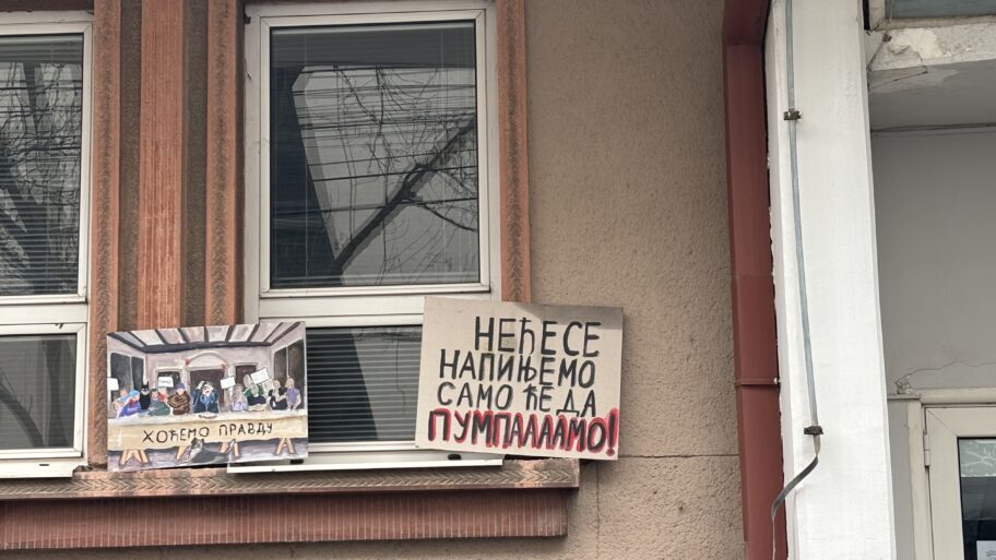 Đaci niške Umetničke protestovali zbog pritiska koji vrše pojedini profesori, deo kolektiva stao uz njih 4 img 1712