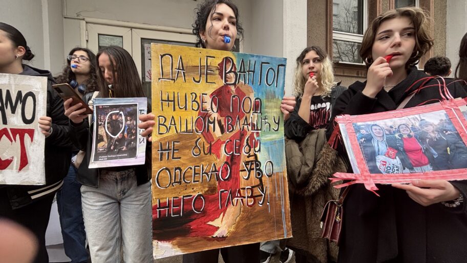 Đaci niške Umetničke protestovali zbog pritiska koji vrše pojedini profesori, deo kolektiva stao uz njih 2 img 1725