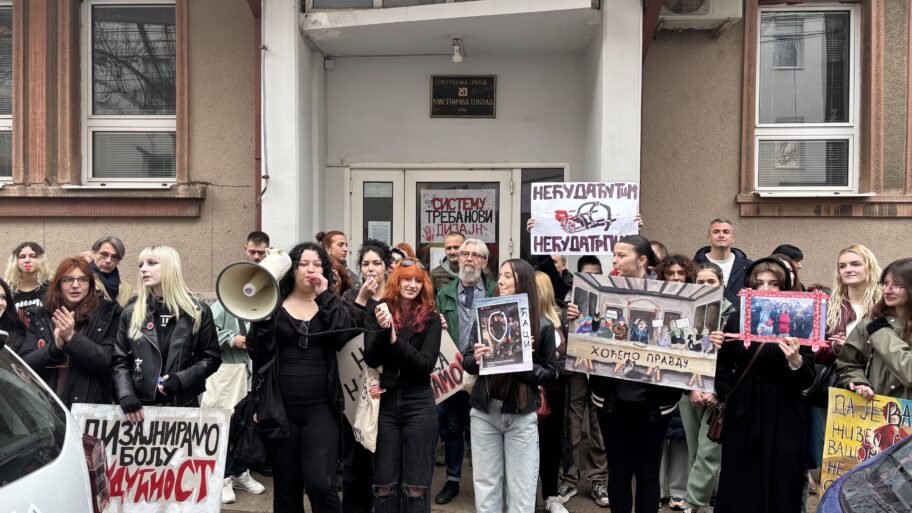 Đaci niške Umetničke protestovali zbog pritiska koji vrše pojedini profesori, deo kolektiva stao uz njih 17 img 1743