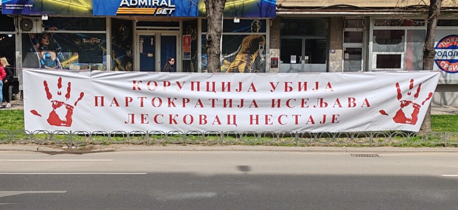 Leskovčani dočekali i ispratili Vučića povicima "odlazi", kordon policije ih sprečio da priđu zgradi Pozorišta 2 leskovac