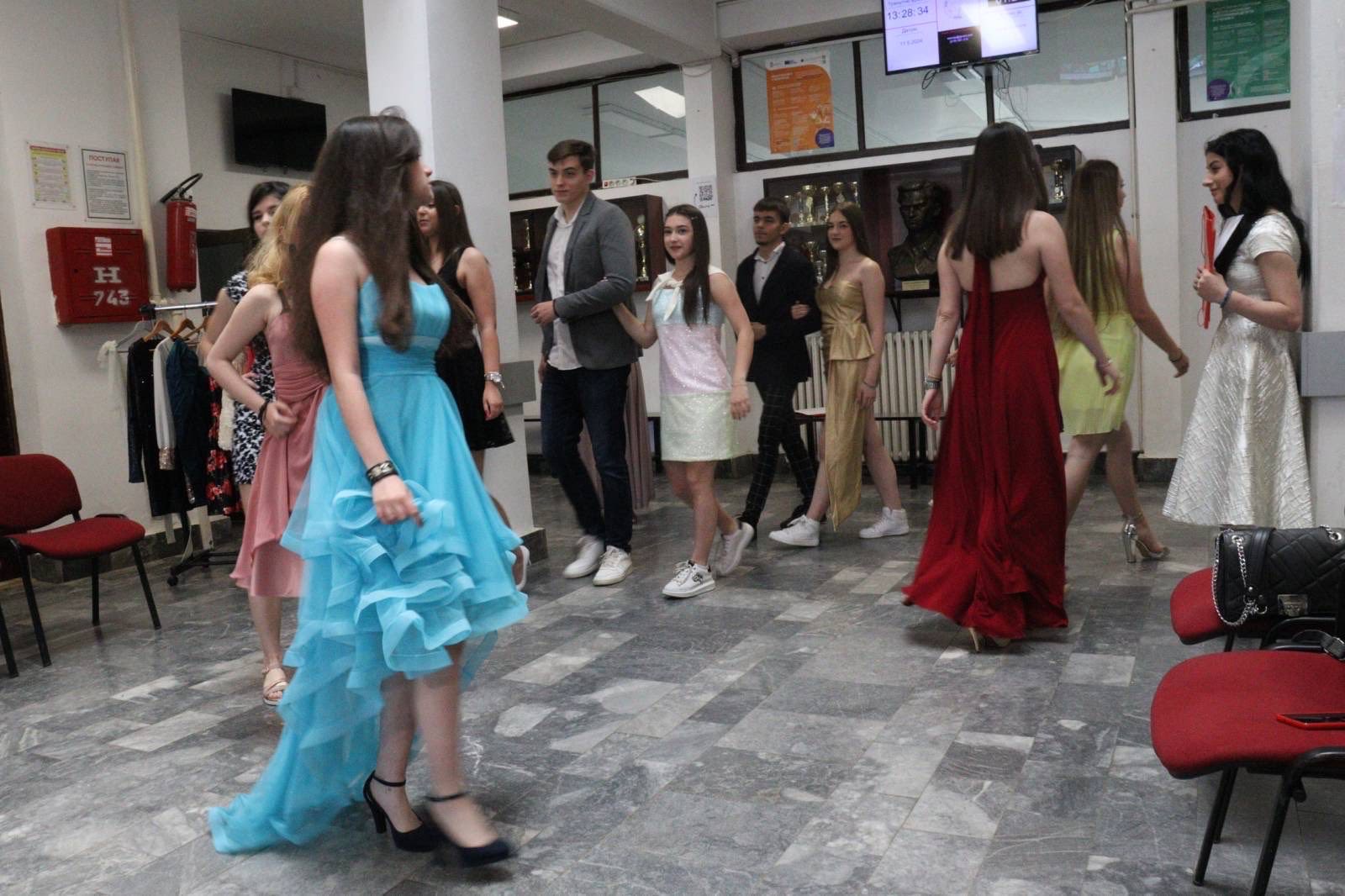 Niški srednjoškolci pozivaju građane da poklone odeću, nakit ili obuću za maturu i budu deo humane akcije 1 matura Kristina Mitrovic Bez limita.