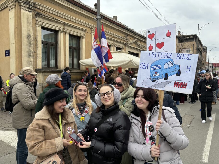 Različiti dijalekti, jedan cilj - građani iz cele Srbije "pumpaju" u Nišu 11 protest 2
