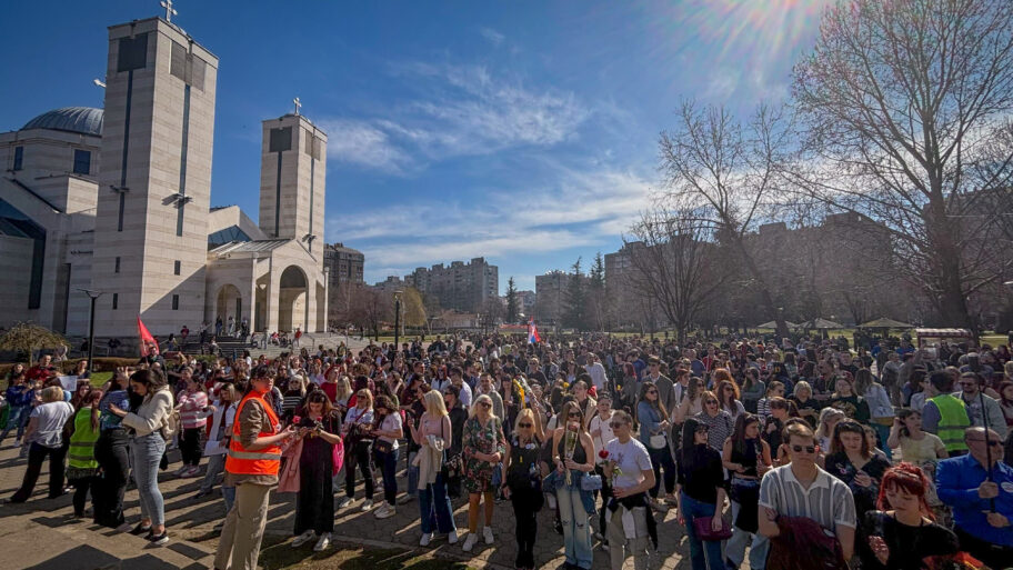 “Ruža pravde” u Nišu - održana još jedna protestna šetnja koju su vodile žene 18 protest Nis RUZA PRAVDE TR