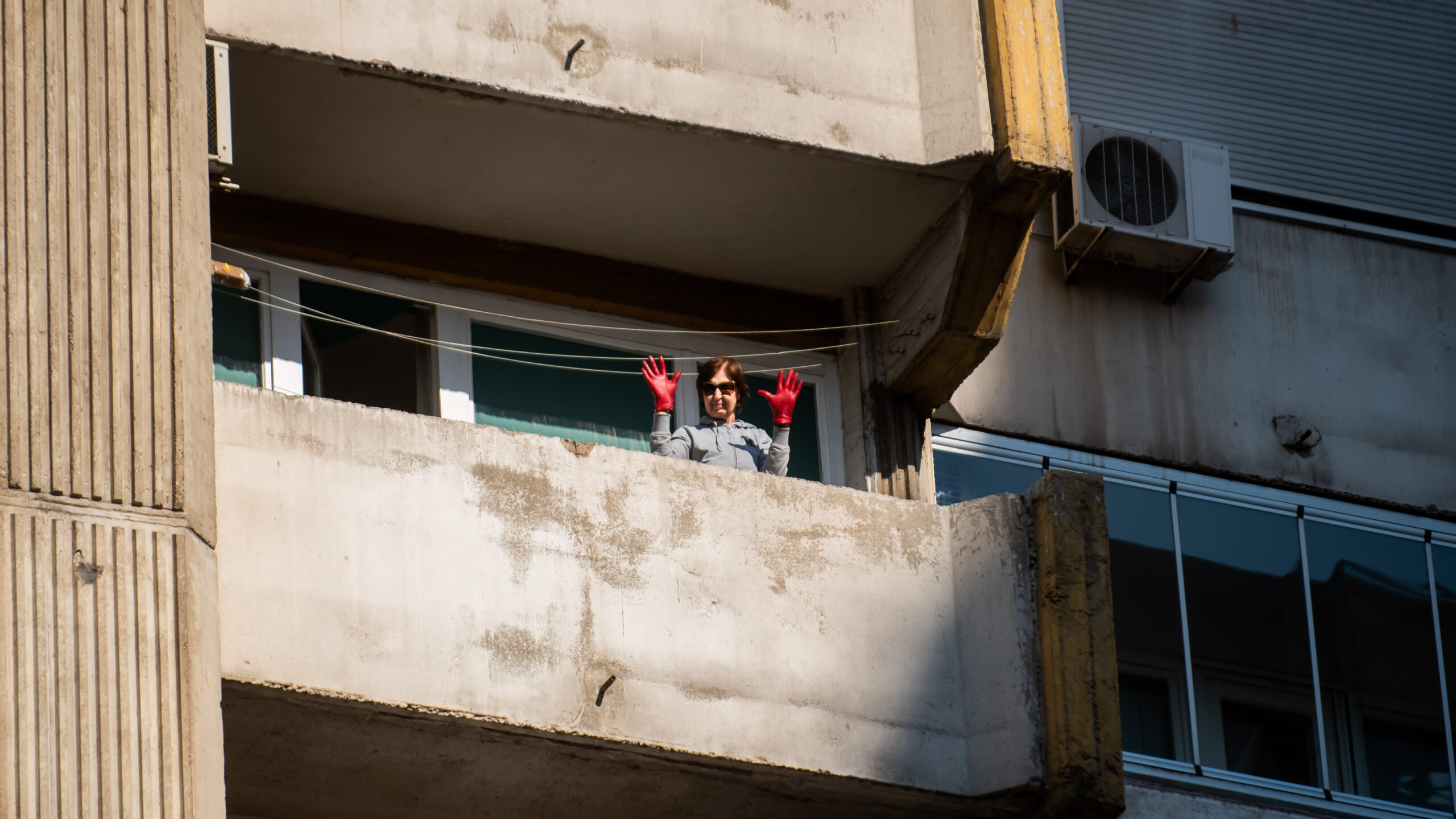 Poziv građanima da prave buku sa terasa i prozora u znak protesta 1 terasa scaled