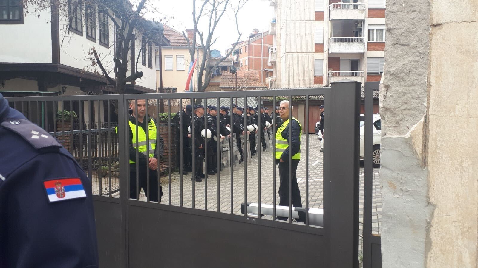 Građani jajima gađali zgradu Opštine, policija u punoj opremi - burna sednica Skupštine u Vlasotincu 1 vl 3