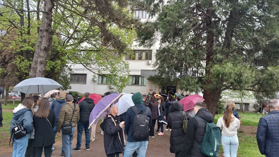 Završen protest ispred niškog Medicinskog fakulteta, studenti poručili "kraj je onda kada mi kažemo da je kraj" 12 1000006234