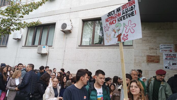 Završen protest ispred niškog Medicinskog fakulteta, studenti poručili "kraj je onda kada mi kažemo da je kraj" 3 1000006246 1