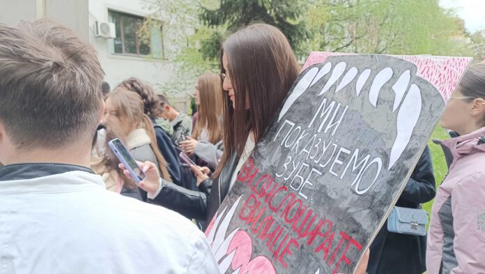 Završen protest ispred niškog Medicinskog fakulteta, studenti poručili "kraj je onda kada mi kažemo da je kraj" 4 1000006253