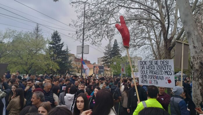 Završen protest ispred niškog Medicinskog fakulteta, studenti poručili "kraj je onda kada mi kažemo da je kraj" 9 1000006260
