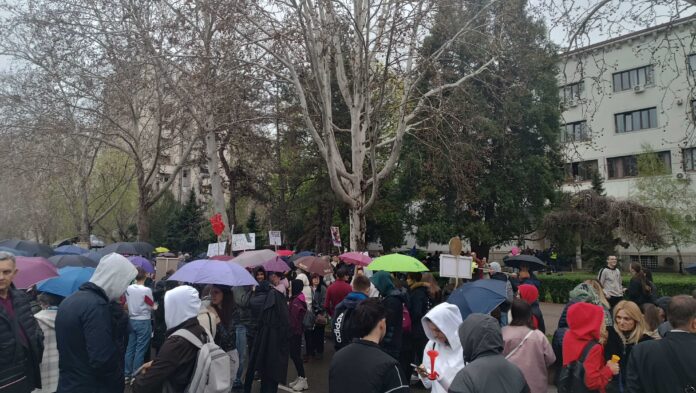 Završen protest ispred niškog Medicinskog fakulteta, studenti poručili "kraj je onda kada mi kažemo da je kraj" 5 1000006266