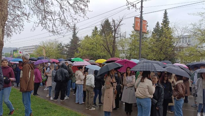 Završen protest ispred niškog Medicinskog fakulteta, studenti poručili "kraj je onda kada mi kažemo da je kraj" 7 1000006268