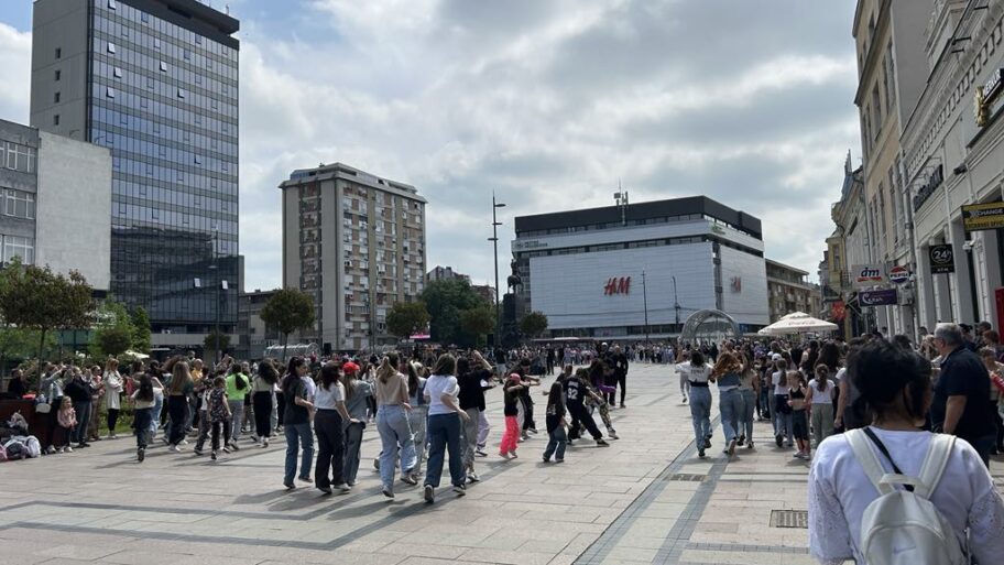 Iznenadni nastup najmlađih Nišlija u centru pred Svetski dan plesa 5 54a18b41 63fc 4ed4 99a0 bc24b9b51c61