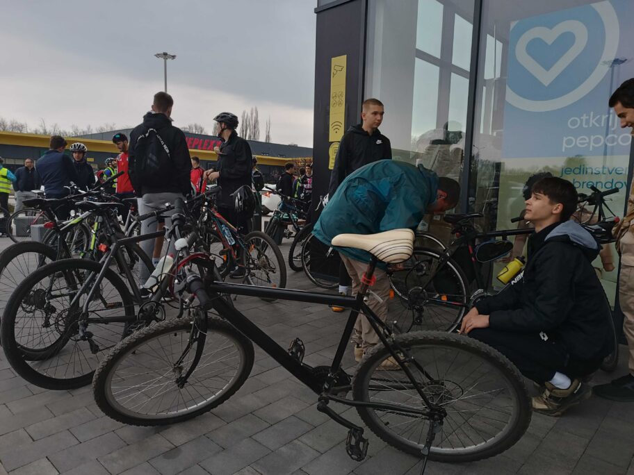 Niški studenti biciklima "okreću krug" kroz jug i pozivaju na protest 3 IMG 20250403 084751