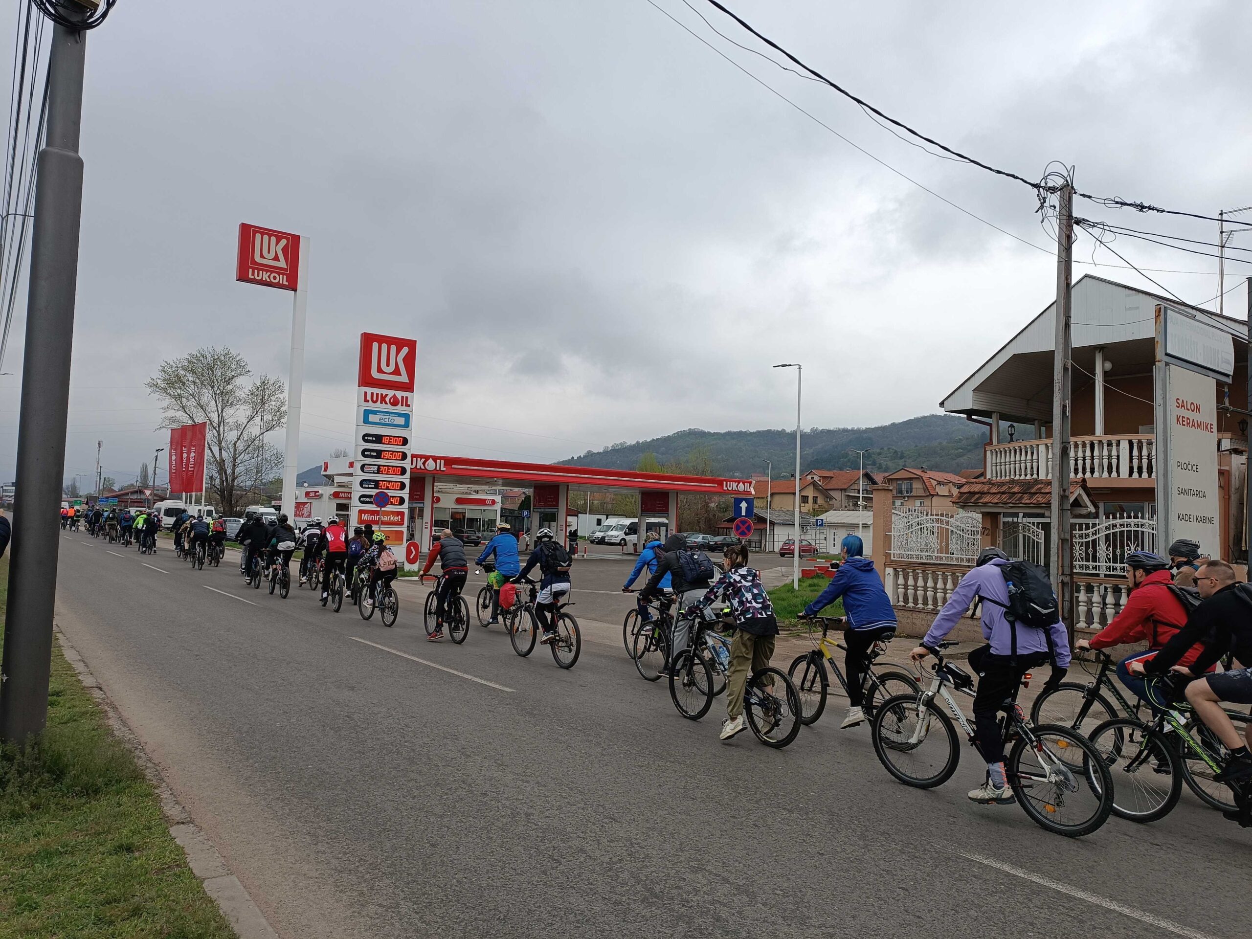 Niški studenti biciklima "okreću krug" kroz jug i pozivaju na protest 1 IMG 20250403 091402 1 scaled