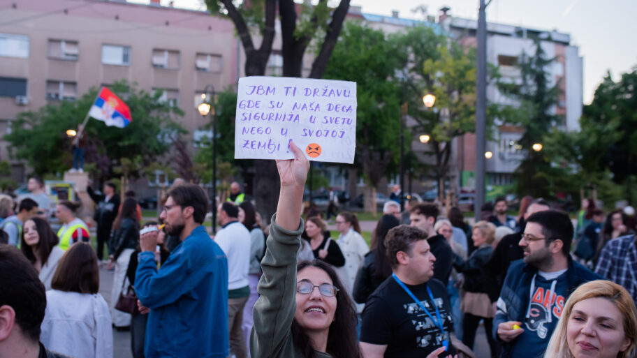Niš u znak podrške Novom Sadu: Krvave šake i poruke protiv nasilja nad studentima 5 JLM 1795