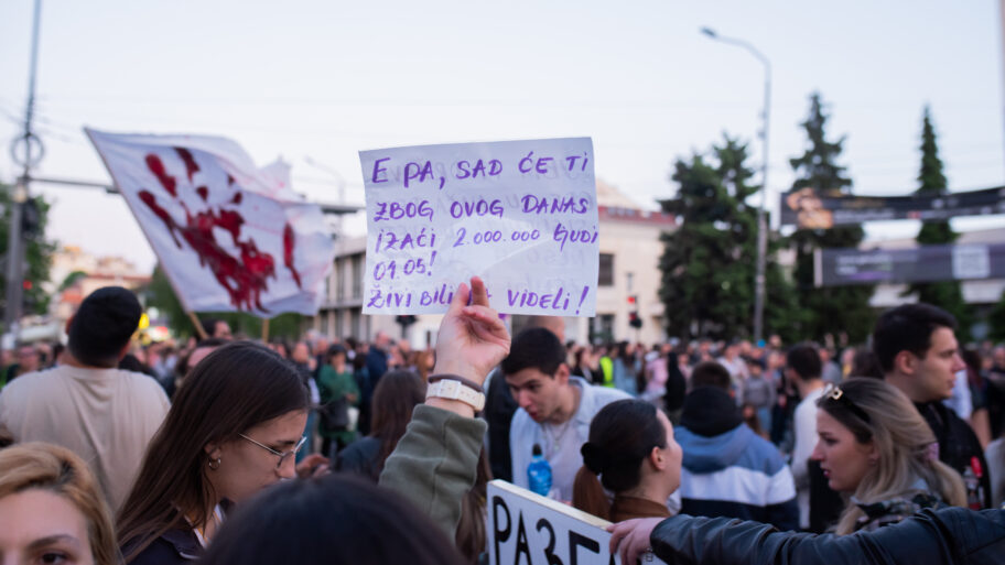 Niš u znak podrške Novom Sadu: Krvave šake i poruke protiv nasilja nad studentima 9 JLM 1796
