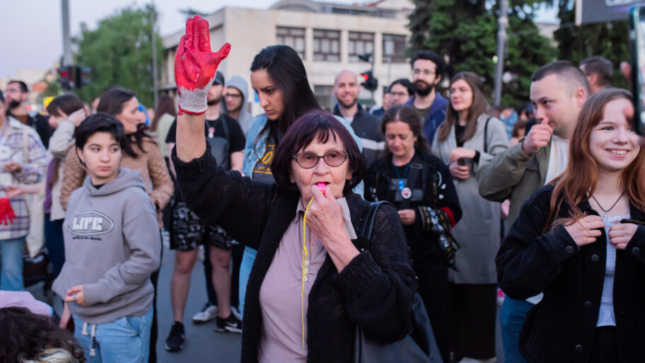 Niš u znak podrške Novom Sadu: Krvave šake i poruke protiv nasilja nad studentima 10 JLM 1807