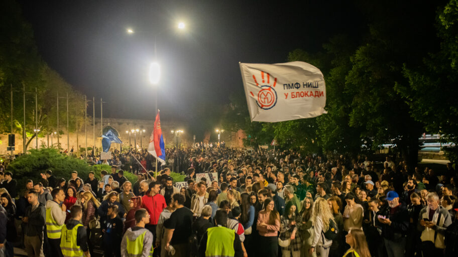 Niš u znak podrške Novom Sadu: Krvave šake i poruke protiv nasilja nad studentima 4 JLM 1915