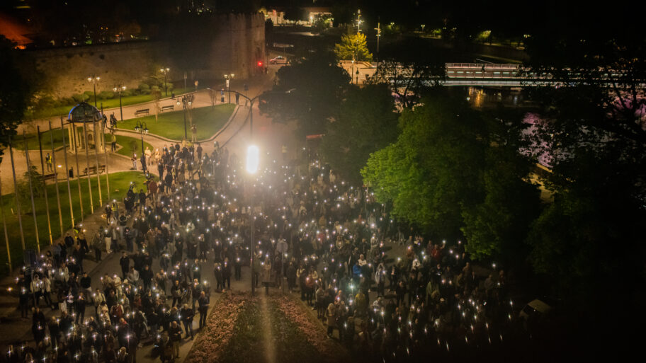 Niš u znak podrške Novom Sadu: Krvave šake i poruke protiv nasilja nad studentima 12 JLM 1928