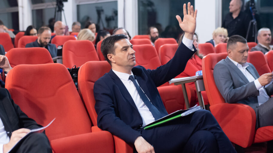 Posle 18 i po sati završena sednica Skupštine Niša -"Rus" podneo ostavku, Novaković traži testiranje na narkotike 3 JLM 2121