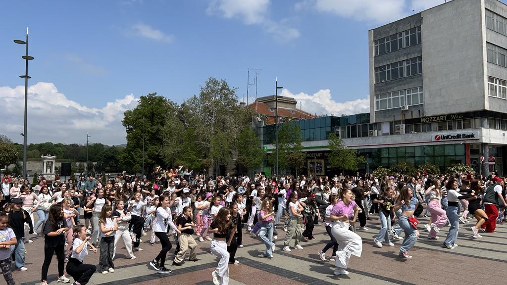 Iznenadni nastup najmlađih Nišlija u centru pred Svetski dan plesa 1 d0de3994 aac0 4584 afa3 2d20d5338155