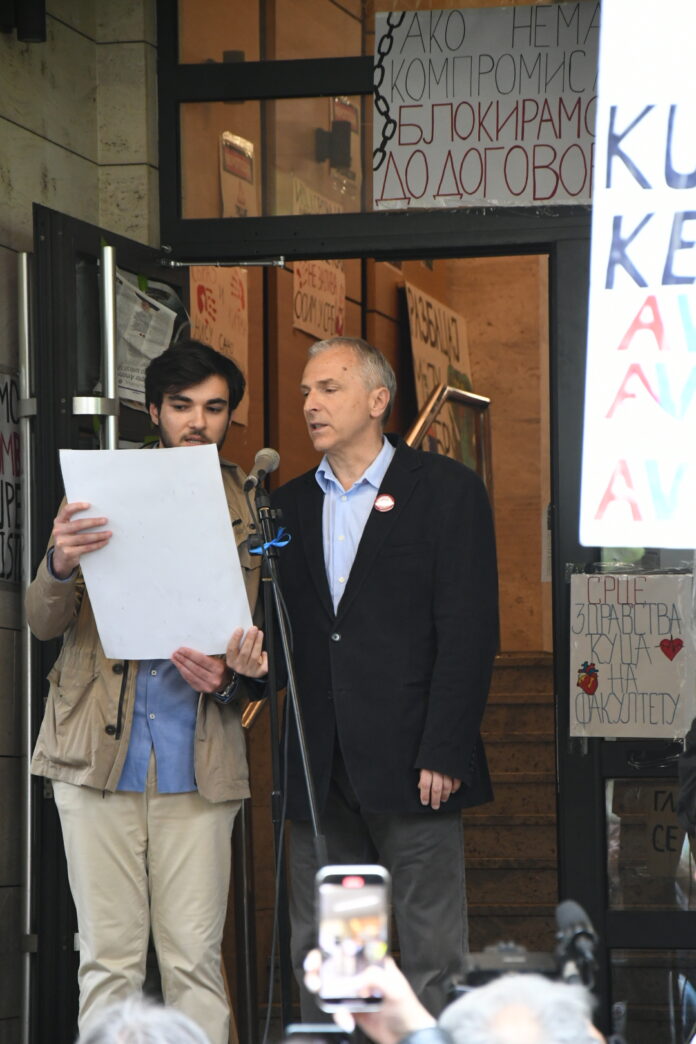 Završen protest ispred niškog Medicinskog fakulteta, studenti poručili "kraj je onda kada mi kažemo da je kraj" 6 govornici foto andrejvelickovic