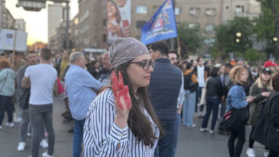 Niš u znak podrške Novom Sadu: Krvave šake i poruke protiv nasilja nad studentima 7 img 6363