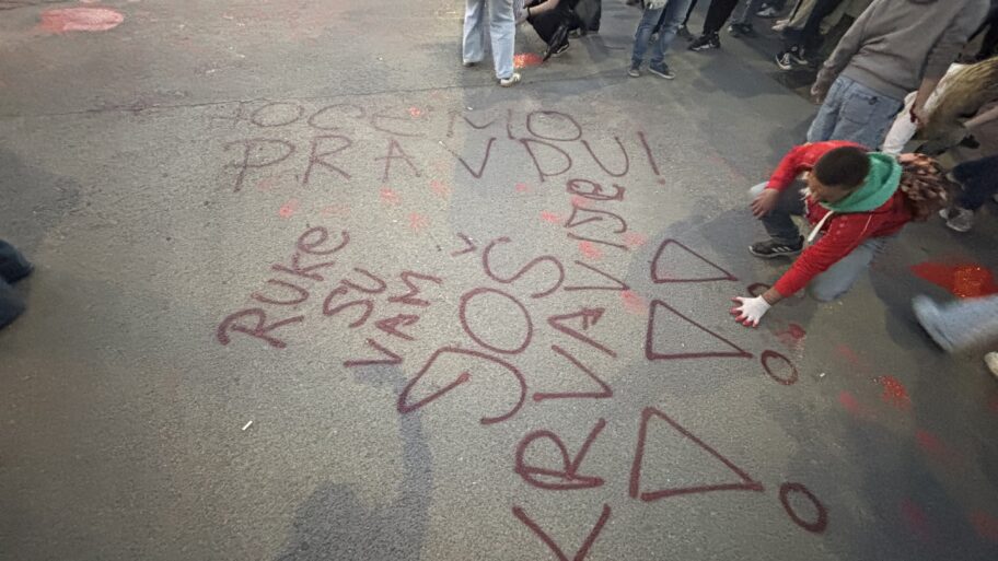 Niš u znak podrške Novom Sadu: Krvave šake i poruke protiv nasilja nad studentima 16 img 6401