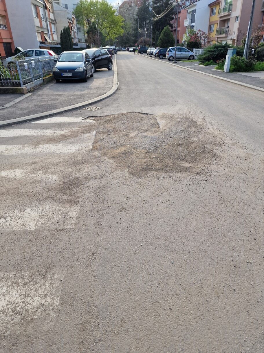 Rupa iskopana, zatrpana peskom i mesec dana čeka "krpljenje" 2 ulica nheroja2