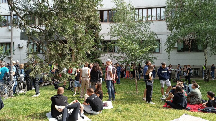 Prvo protest ispred Medicinskog fakulteta u Nišu, pa potraga za dekanom 3 1000007235