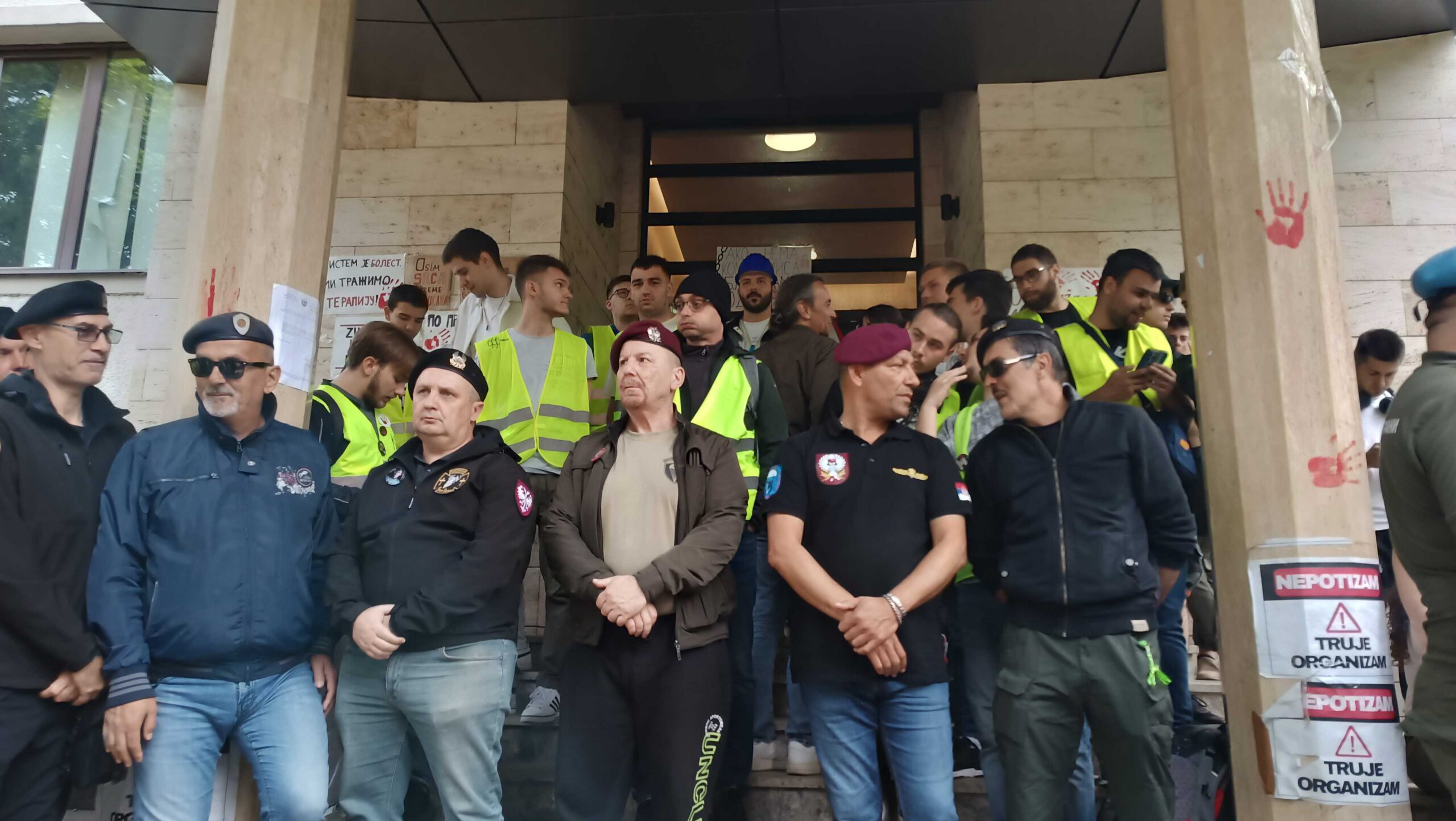 Prvo protest ispred Medicinskog fakulteta u Nišu, pa potraga za dekanom 1 1000007238 scaled