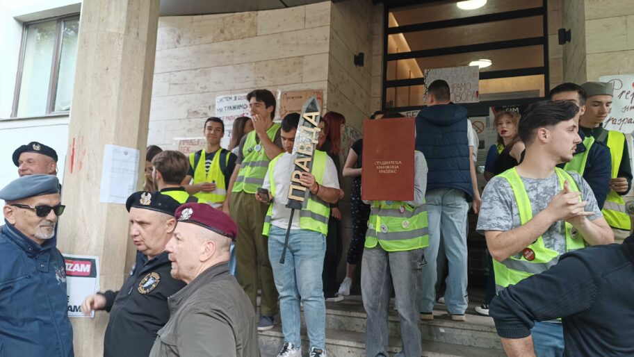 Prvo protest ispred Medicinskog fakulteta u Nišu, pa potraga za dekanom 2 1000007245