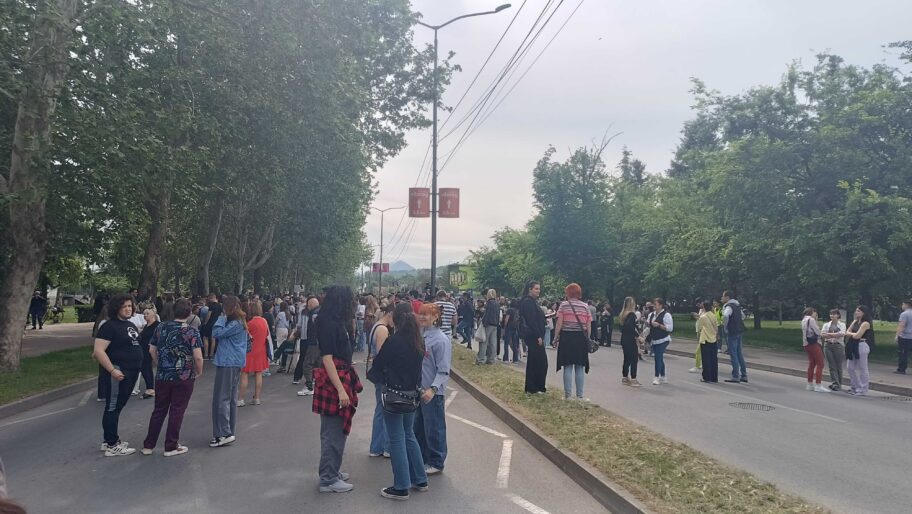 Prvo protest ispred Medicinskog fakulteta u Nišu, pa potraga za dekanom 4 1000007249
