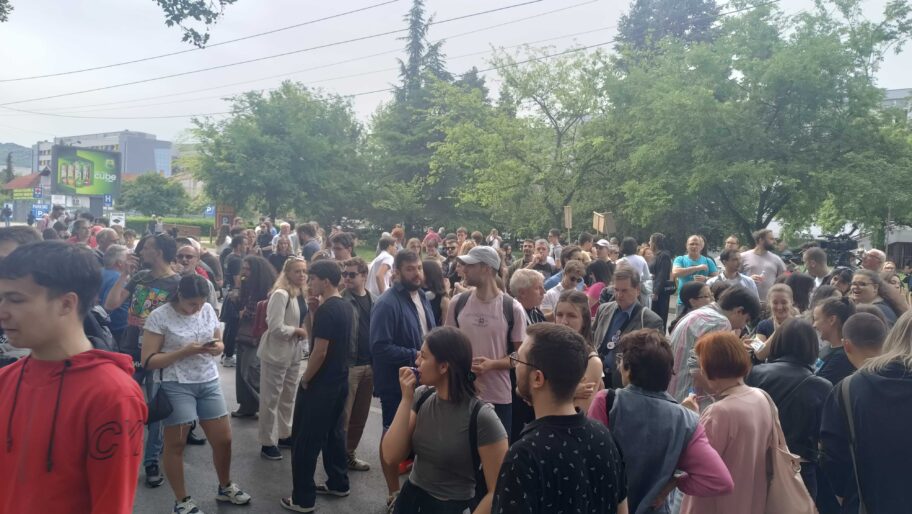 Prvo protest ispred Medicinskog fakulteta u Nišu, pa potraga za dekanom 5 1000007252