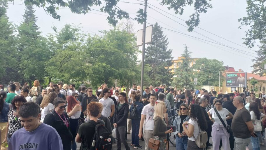 Prvo protest ispred Medicinskog fakulteta u Nišu, pa potraga za dekanom 6 1000007254