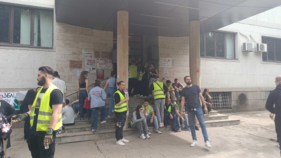 Prvo protest ispred Medicinskog fakulteta u Nišu, pa potraga za dekanom 7 1000007256