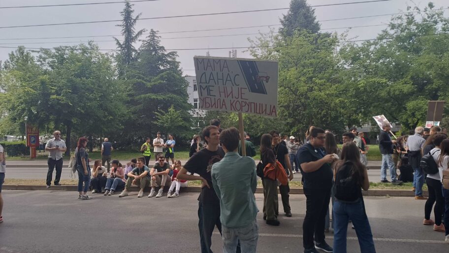 Prvo protest ispred Medicinskog fakulteta u Nišu, pa potraga za dekanom 8 1000007257