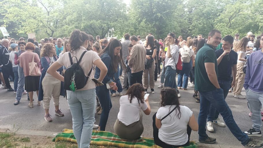 Prvo protest ispred Medicinskog fakulteta u Nišu, pa potraga za dekanom 9 1000007258