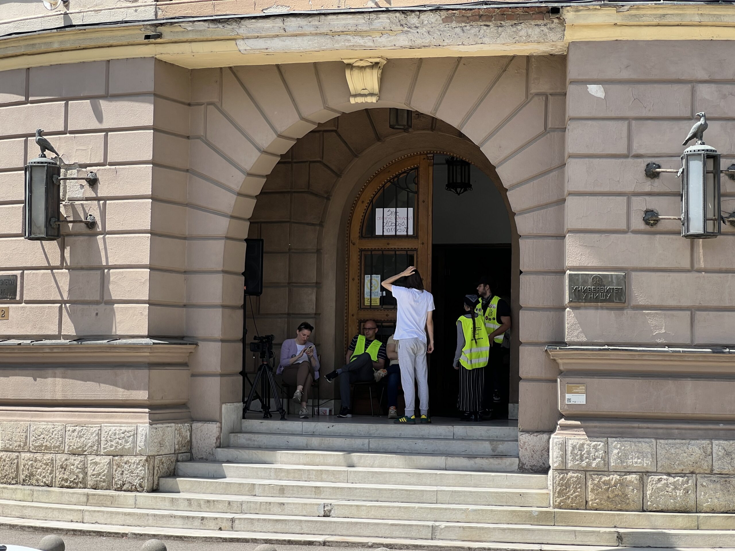 Blokada niškog Univerziteta se nastavlja, studenti čekaju da rektor i dekani potpišu platformu 1 1747992555601567 scaled