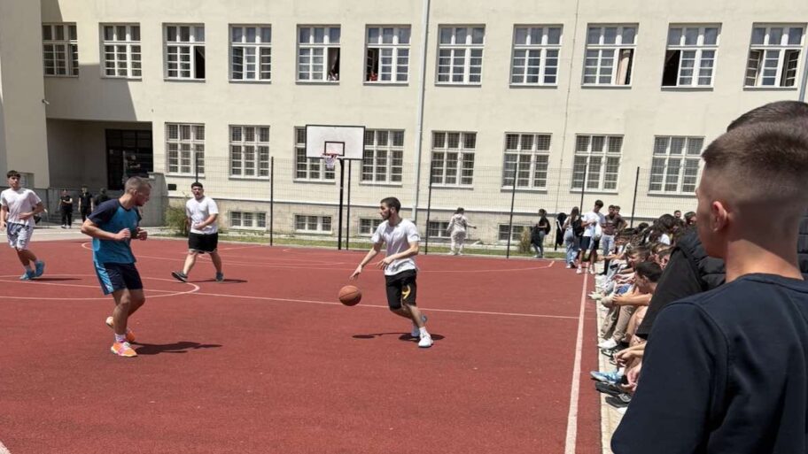 Prokupački gimnazijalci organizovali humanitarnu akciju za pomoć porodici Šljivić iz Popove 3 IMG 4255