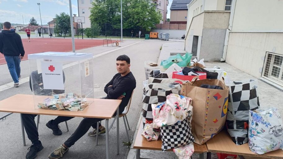Prokupački gimnazijalci organizovali humanitarnu akciju za pomoć porodici Šljivić iz Popove 2 IMG 4258